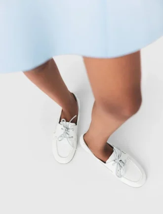chaussures bateau en cuir 2 330x434 - Chaussures bateau en cuir