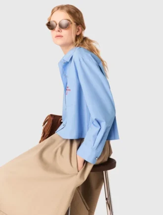 Chemise brodée avec dos plissé