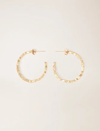 Grandes boucles d&rsquo;oreilles créoles ornées de strass
