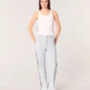 Jean à jambes larges et découpes ornées de strass Jean à jambes larges et découpes ornées de strass