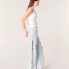 Jean à jambes larges et découpes ornées de strass Jean à jambes larges et découpes ornées de strass