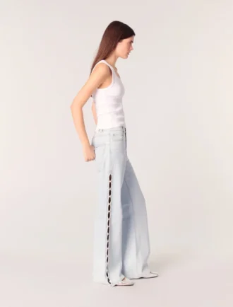 Jean à jambes larges et découpes ornées de strass