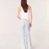 Jean à jambes larges et découpes ornées de strass Jean à jambes larges et découpes ornées de strass