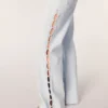 Jean à jambes larges et découpes ornées de strass Jean à jambes larges et découpes ornées de strass
