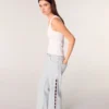 Jean à jambes larges et découpes ornées de strass Jean à jambes larges et découpes ornées de strass