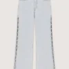 Jean à jambes larges et découpes ornées de strass Jean à jambes larges et découpes ornées de strass