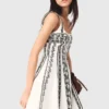 Mini-robe à bretelles brodée