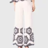 Pantalon avec détail au crochet