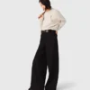 Pantalon de costume à jambes larges