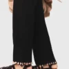 Pantalon en maille ornée de bijoux