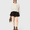 Pull avec broche florale Pull avec broche florale