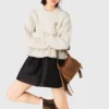 Pull avec broche florale Pull avec broche florale