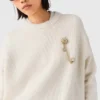 Pull avec broche florale Pull avec broche florale
