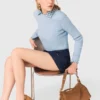 Pull avec nœuds ornés de bijoux dans le dos Pull avec nœuds ornés de bijoux dans le dos