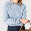 Pull avec nœuds ornés de bijoux dans le dos Pull avec nœuds ornés de bijoux dans le dos