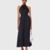 Robe longue en satin plissé Robe longue en satin plissé
