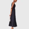 Robe longue en satin plissé Robe longue en satin plissé