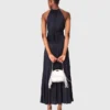 Robe longue en satin plissé Robe longue en satin plissé