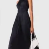 Robe longue en satin plissé Robe longue en satin plissé