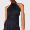 Robe longue en satin plissé Robe longue en satin plissé