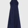 Robe longue en satin plissé Robe longue en satin plissé