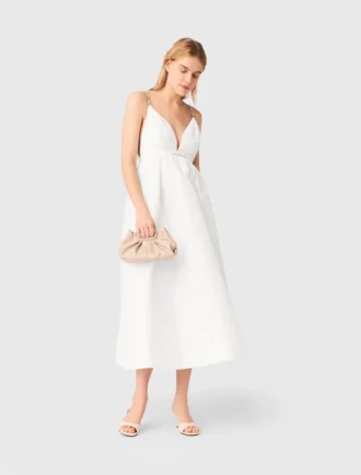 Robe longue en taffetas ornée de bijoux