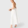 Robe longue en taffetas ornée de bijoux Robe longue en taffetas ornée de bijoux