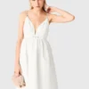 Robe longue en taffetas ornée de bijoux Robe longue en taffetas ornée de bijoux