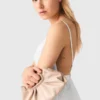Robe longue en taffetas ornée de bijoux Robe longue en taffetas ornée de bijoux