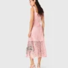 Robe mi-longue en crochet avec strass Robe mi-longue en crochet avec strass