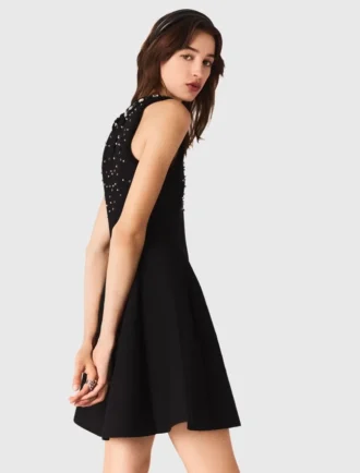 Robe patineuse ornée de bijoux