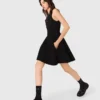 Robe patineuse ornée de bijoux