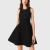 Robe patineuse ornée de bijoux