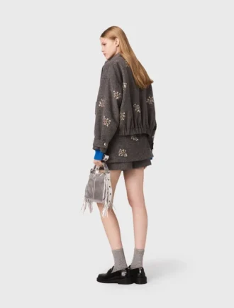 Short brodé de motifs floraux