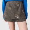 Short brodé de motifs floraux
