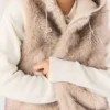 Veste courte en fausse fourrure