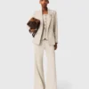 Veste de costume avec broche