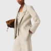 Veste de costume avec broche