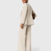 Veste de costume avec broche