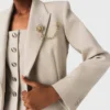 Veste de costume avec broche